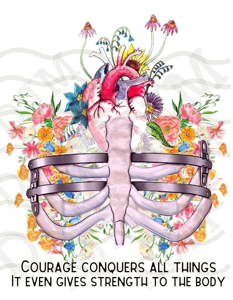 Op de afbeelding: Een aquarel-illustratie van een menselijk hart omringd door bloemen en een ribbenkast. De tekst "COURAGE CONQUERS ALL THINGS IT EVEN GIVES STRENGTH TO THE BODY" staat onderaan de afbeelding.