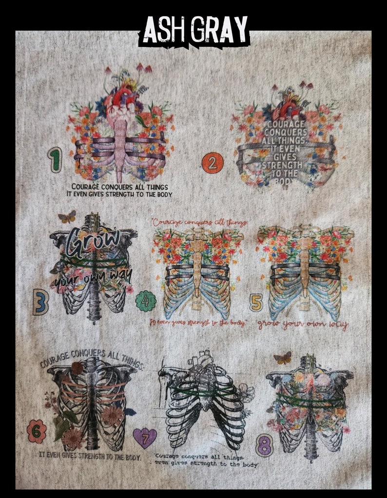 Op de afbeelding: Een digitale kunstprint met een skeletribbenkastontwerp en bloemmotieven. De print bevat de tekst "Moed overwint alles. Het geeft zelfs kracht aan het lichaam." en "Groei op je eigen manier".