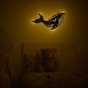 Luce notturna personalizzata Luce notturna per neonati e bambini lampada da parete in legno per ragazzi e ragazze Balena regalo decorativa a LED con il nome desiderato immagine 3