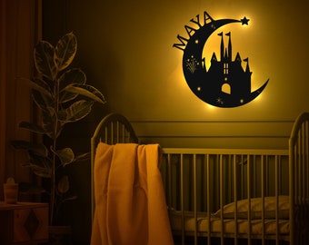 Schlummerlicht Personalisiert | Nachtlicht Geschenk für Baby und Kind | LED Holz Wandlampe für Jungen und Mädchen | Süßer Mond mit Schloss