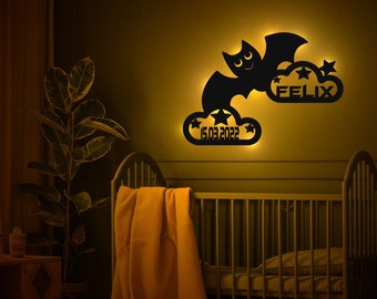 Schlummerlicht Personalisiert | Nachtlicht Geschenk für Baby und Kind | LED Holz Wandlampe für Jungen und Mädchen | Cooles Fledermaus Motiv