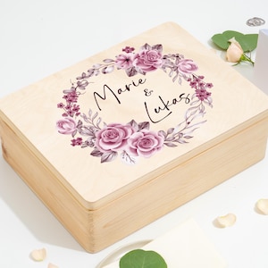 Bloemenkransmotief met paarse rozen + bloemen met namen van bruid en bruidegom | Gepersonaliseerde houten geheugendoos | Geheugen doos