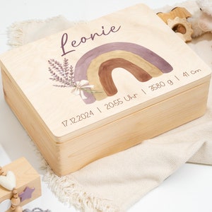 Erinnerungskiste Baby als Geschenk zur Geburt oder Taufe | Personalisierte Erinnerungsbox aus Holz | Wunderschönes Regenbogen Motiv + Daten