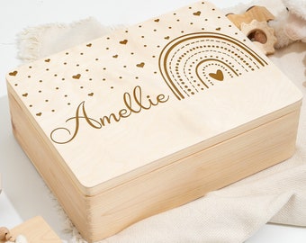 Erinnerungskiste Baby als Geschenk zur Geburt oder Taufe | Gravierte Personalisierte Erinnerungsbox aus Holz | Regenbogen Kiste mit Herzen