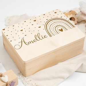 Caja de recuerdos para bebé como regalo de nacimiento o bautizo | Caja de recuerdos de madera personalizada grabada | Caja arcoiris con corazones