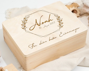 Erinnerungskiste Baby als Geschenk zur Geburt oder Taufe | Gravierte Personalisierte Erinnerungsbox aus Holz | Hexagon Blumenkranz mit Name