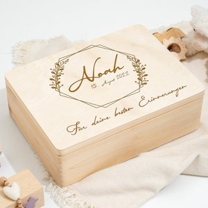 Erinnerungskiste Baby als Geschenk zur Geburt oder Taufe | Gravierte Personalisierte Erinnerungsbox aus Holz | Hexagon Blumenkranz mit Name