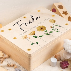 Erinnerungskiste Baby Personalisiert aus Holz - Erinnerungsbox als Taufgeschenk & Geschenk zur Geburt - Gelbe Blumenwiese