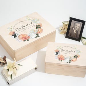 Coffre funéraire avec motif de couronne de fleurs