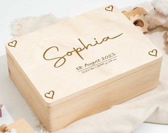 Erinnerungskiste Baby als Geschenk zur Geburt oder Taufe | Gravierte Personalisierte Erinnerungsbox aus Holz | Herzen in allen Ecken + Name