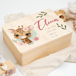 Caja de recuerdos para bebé | Caja de recuerdos personalizada para bebé y niño | Idea de regalo caja de madera | Linda jirafa con corona de flores en acuarela