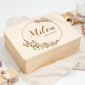 Baby memory box as a gift for a birth or baptism | Engraved Personalized Wooden Keepsake Box | Flower wreath with berries + name