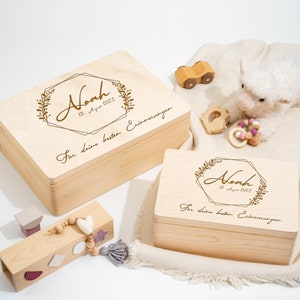 Erinnerungskiste Baby als Geschenk zur Geburt oder Taufe Gravierte Personalisierte Erinnerungsbox aus Holz Hexagon Blumenkranz mit Name zdjęcie 2