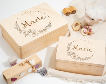 Erinnerungskiste Baby als Geschenk zur Geburt oder Taufe | Gravierte Personalisierte Erinnerungsbox aus Holz | Niedlicher Blumenkranz + Name