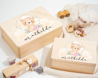 Erinnerungskiste Baby als Geschenk zur Geburt oder Taufe | Gravierte Personalisierte Erinnerungsbox aus Holz | Teddybär mit Blumenkranz