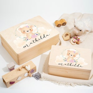 Caja de recuerdos para bebé como regalo de nacimiento o bautizo | Caja de recuerdos de madera personalizada grabada | Osito de peluche con corona de flores.