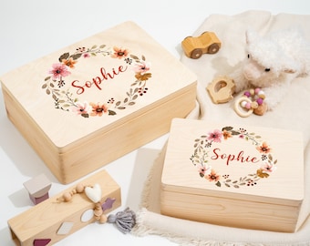 Erinnerungskiste Baby als Geschenk zur Geburt oder Taufe | Gravierte Personalisierte Erinnerungsbox aus Holz | Schönes Blumenkranz Motiv Rot