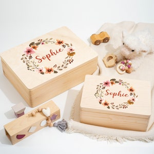 Caja de recuerdos para bebé como regalo de nacimiento o bautizo | Caja de recuerdos de madera personalizada grabada | Hermoso motivo de corona de flores rojo