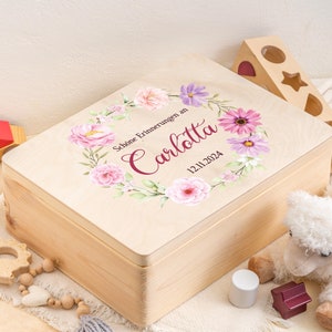 Eleganter Blumenkranz mit Namen und Geburtstag |  Erinnerungskiste Baby | Personalisierte Erinnerungsbox fürs Baby und Kind | Geschenkidee