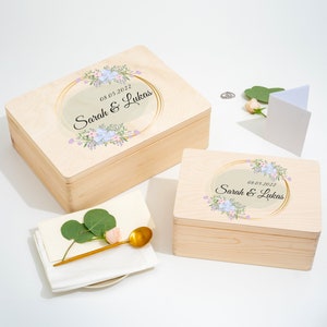 Erinnerungskiste Hochzeit Personalisiert | Hochzeitsgeschenk für Eheleute Pärchen Trauzeugen | Andenken Brautpaar | Schöner Blumenkranz
