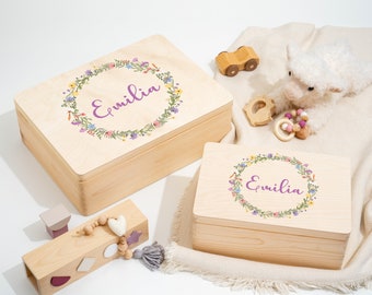 Erinnerungskiste Baby als Geschenk zur Geburt oder Taufe | Bedruckte Personalisierte Erinnerungsbox aus Holz | Blumenkranz mit Lila Schrift