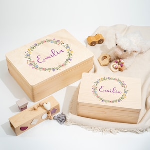 Caja de recuerdos para bebé como regalo de nacimiento o bautizo | Caja de recuerdos de madera personalizada impresa | Corona de flores con letras moradas.