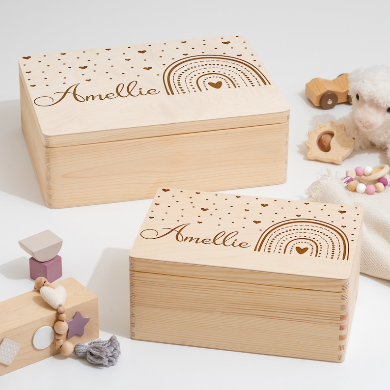 Erinnerungskiste Baby als Geschenk zur Geburt oder Taufe Gravierte Personalisierte Erinnerungsbox aus Holz Regenbogen Kiste mit Herzen Bild 4