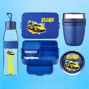 Könnte beinhalten: Eine Sammlung blauer Lunch-Accessoires mit einem gelben Sportwagen-Motiv und dem Namen "ELIAS" in Gelb. Enthält eine Wasserflasche, eine Brotdose, einen Lebensmittelbehälter und einen runden Behälter.
