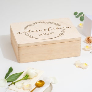 Erinnerungskiste Hochzeit Personalisiert Hochzeitsgeschenk für Eheleute paare und Trauzeugen Andenken Brautpaar Blumenkranz mit Namen zdjęcie 3