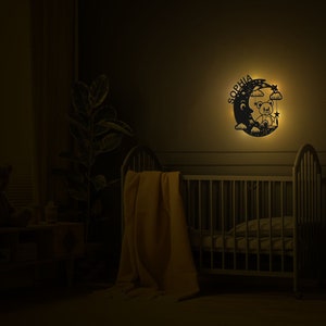 Schlummerlicht Personalisiert Nachtlicht Geschenk für Baby und Kind Deko Holz Wandlampe für Jungs und Mädchen Teddy auf Mond Name zdjęcie 7