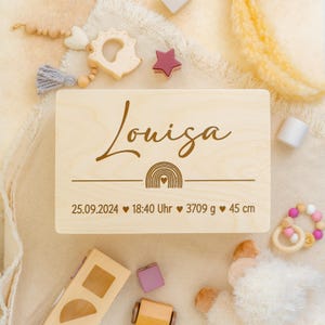 Schöne Regenbogen Gravur mit Namen Geburtstag und Daten | Erinnerungskiste Baby und Kind | Personalisierte Erinnerungsbox aus Holz