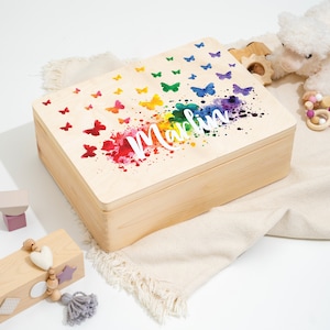 Mariposa explosión de color | Caja de recuerdos para bebé como regalo de nacimiento o bautizo | Caja de recuerdos colorida con el nombre deseado.