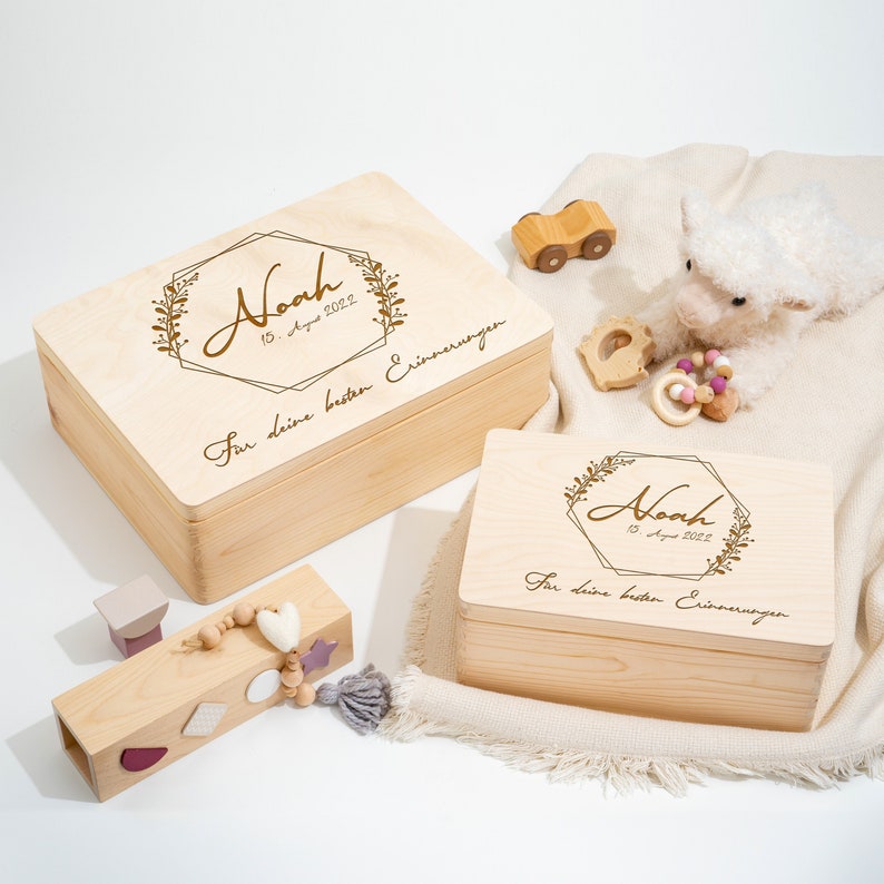 Erinnerungskiste Baby als Geschenk zur Geburt oder Taufe Gravierte Personalisierte Erinnerungsbox aus Holz Hexagon Blumenkranz mit Name zdjęcie 2