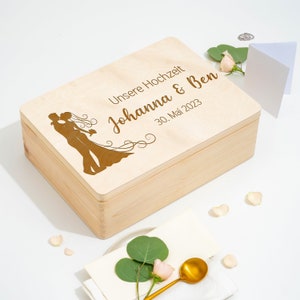 Erinnerungskiste Hochzeit Personalisiert | Hochzeitsgeschenk für Eheleute Pärchen Trauzeugen | Andenken Brautpaar | Umarmendes Pärchen
