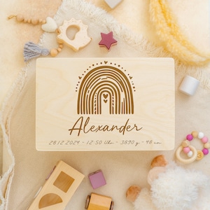 Schöne Regenbogen Gravur mit Namen Geburtstag und Daten | Gravierte Erinnerungskiste Baby und Kind | Personalisierte Erinnerungsbox aus Holz