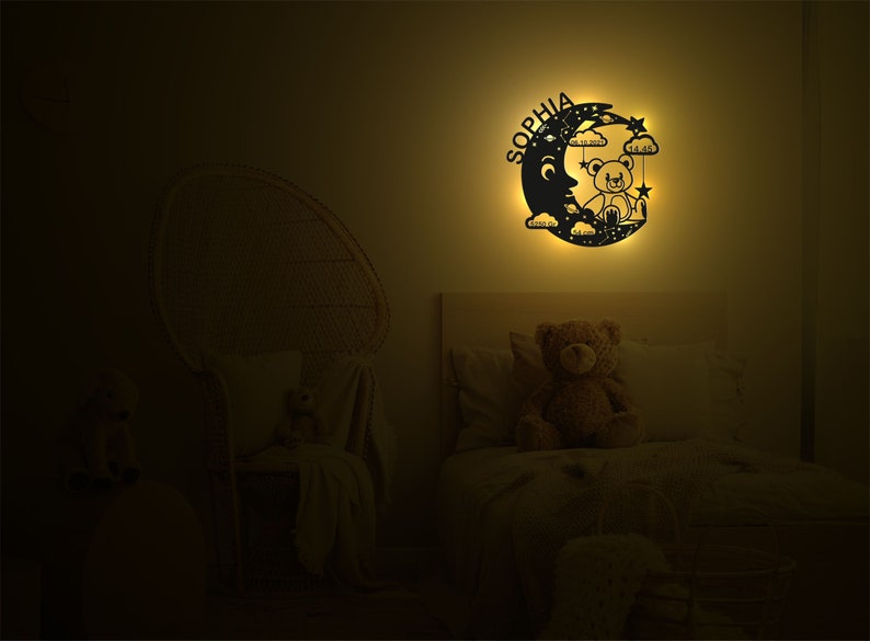 Schlummerlicht Personalisiert Nachtlicht Geschenk für Baby und Kind Deko Holz Wandlampe für Jungs und Mädchen Teddy auf Mond Name zdjęcie 3