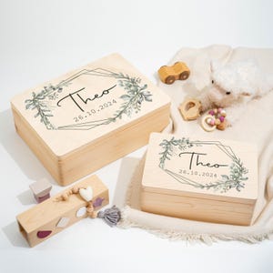 Süßer Blumenkranz mit Namen und Geburtstag  - Erinnerungskiste Baby | Personalisierte Erinnerungsbox für Baby und Kind | Holzkiste Eltern