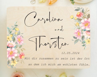 Könnte beinhalten: Ein Holzschild mit floralem Design und dem Text "Carolina und Thorsten" mit dem Datum "12.05.2024" und dem Zitat "Mit dir zusammen zu sein ist der Ort an dem ich mich am wohlsten fühle."