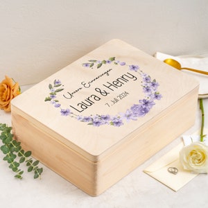 Erinnerungskiste Hochzeit Personalisiert | Hochzeitsgeschenk für Eheleute paare und Trauzeugen | Andenken Brautpaar | Lila Blumenkranz