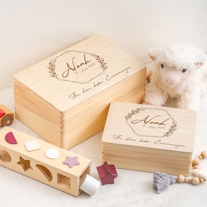 Erinnerungskiste Baby als Geschenk zur Geburt oder Taufe Gravierte Personalisierte Erinnerungsbox aus Holz Hexagon Blumenkranz mit Name zdjęcie 5