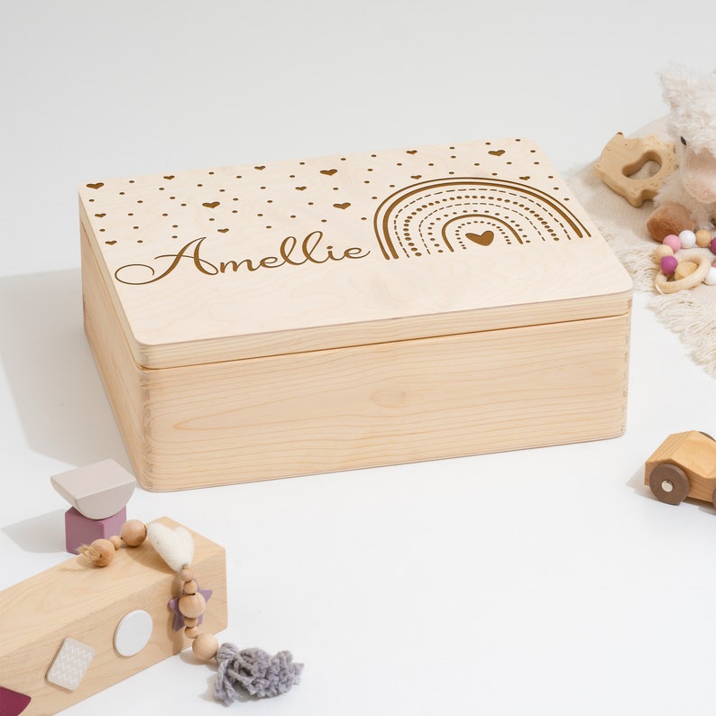 Erinnerungskiste Baby als Geschenk zur Geburt oder Taufe Gravierte Personalisierte Erinnerungsbox aus Holz Regenbogen Kiste mit Herzen Bild 3