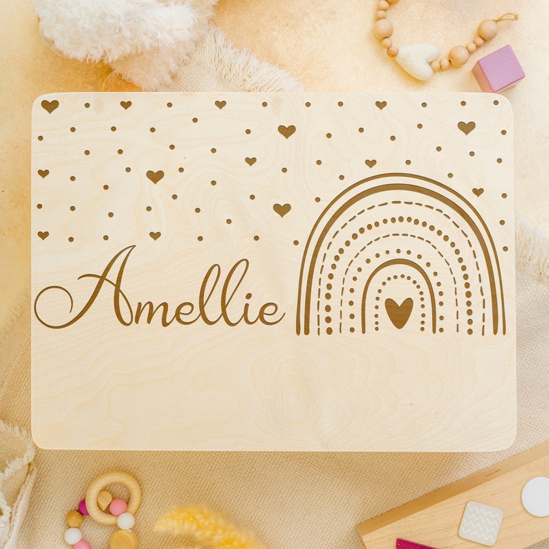 Erinnerungskiste Baby als Geschenk zur Geburt oder Taufe Gravierte Personalisierte Erinnerungsbox aus Holz Regenbogen Kiste mit Herzen Bild 9