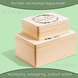 Puede incluir: Dos cajas de madera con tapas, una apilada sobre la otra. La caja superior mide 22 cm por 16 cm y tiene un dise&ntilde;o floral con el texto "Unser Hochzeit Paula & Tomas 12.08.2021". La caja inferior mide 30 cm por 20 cm.