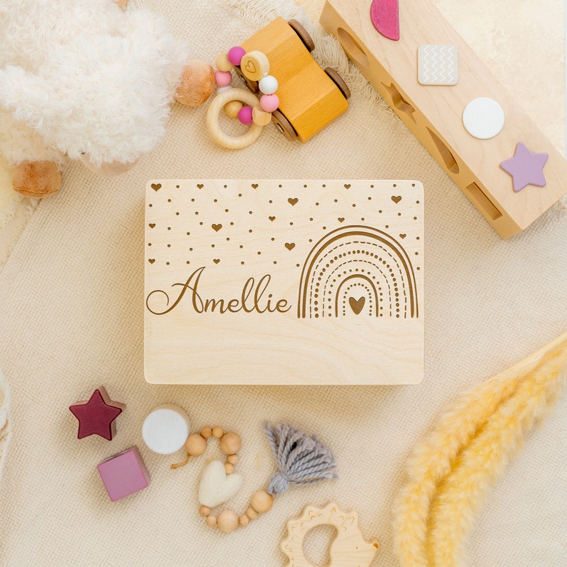 Erinnerungskiste Baby als Geschenk zur Geburt oder Taufe Gravierte Personalisierte Erinnerungsbox aus Holz Regenbogen Kiste mit Herzen Bild 7