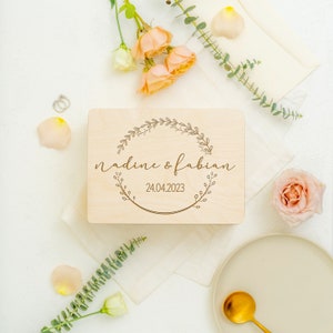 Erinnerungskiste Hochzeit Personalisiert Hochzeitsgeschenk für Eheleute paare und Trauzeugen Andenken Brautpaar Blumenkranz mit Namen Bild 5