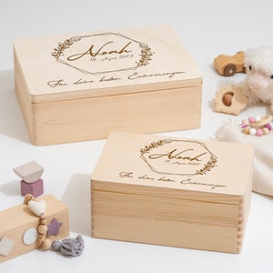 Erinnerungskiste Baby als Geschenk zur Geburt oder Taufe Gravierte Personalisierte Erinnerungsbox aus Holz Hexagon Blumenkranz mit Name zdjęcie 4