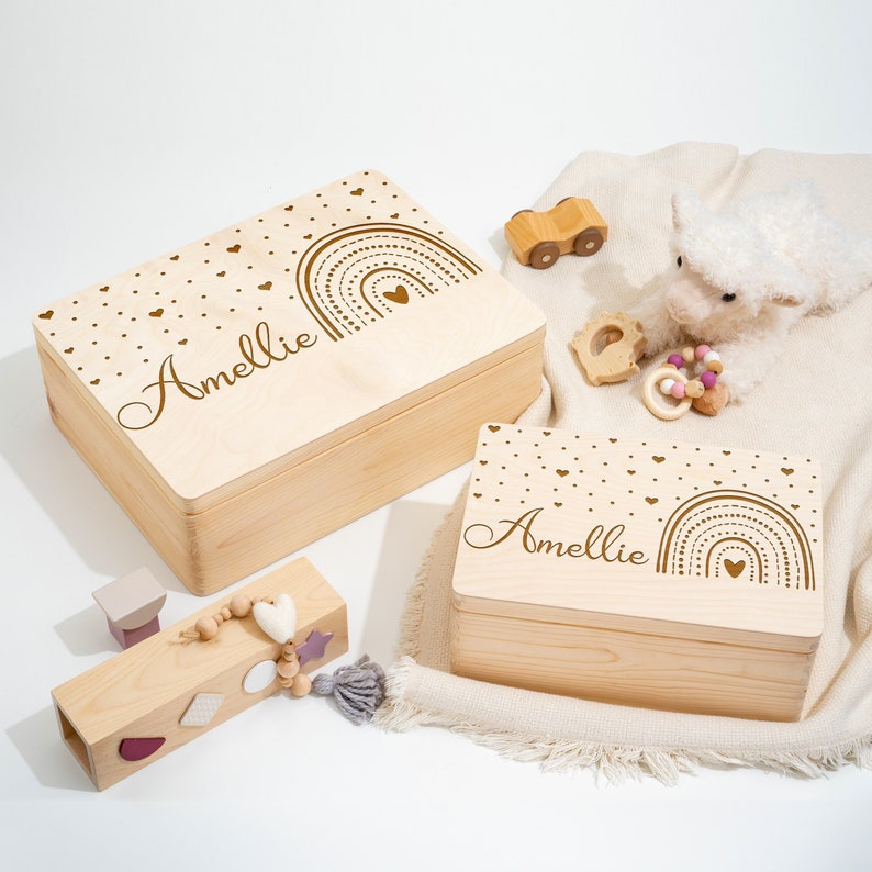 Erinnerungskiste Baby als Geschenk zur Geburt oder Taufe Gravierte Personalisierte Erinnerungsbox aus Holz Regenbogen Kiste mit Herzen Bild 2