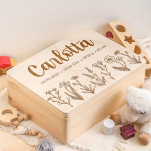 Erinnerungskiste Baby als Geschenk zur Geburt oder Taufe | Gravierte Personalisierte Erinnerungsbox aus Holz | Süßes Blumenmotiv mit Daten