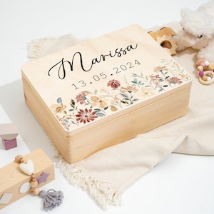 Könnte beinhalten: Eine Holzkiste mit Blumenmuster und dem Namen "Marissa" sowie dem Datum "13.05.2024" auf dem Deckel.