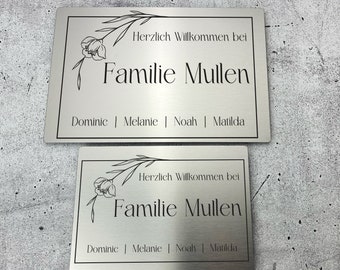 Personalisiertes Metallschild aus rostfreiem Edelstahl | Familienname + Namen der Familienmitglieder | Geschenkidee Bauherren | Blumenkranz